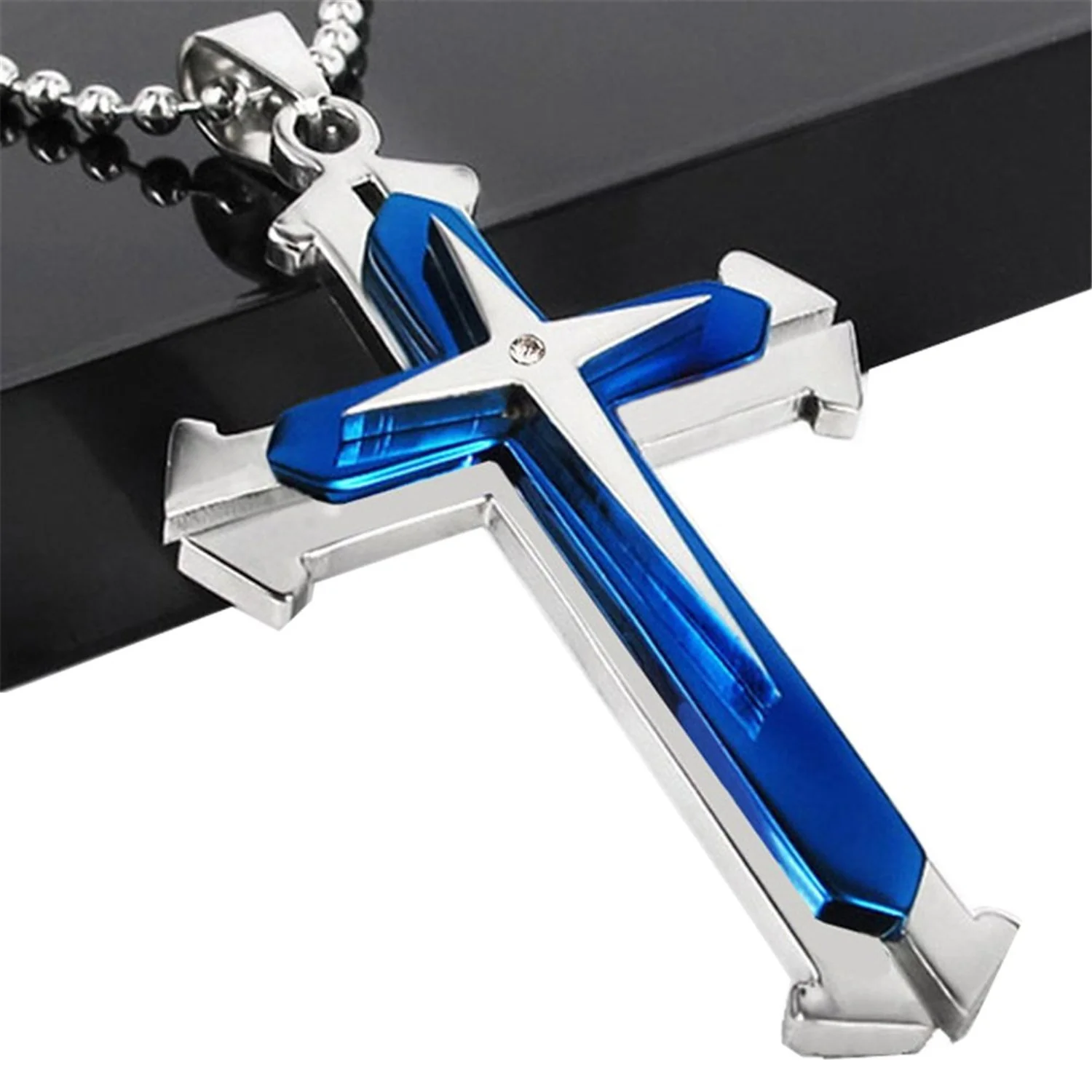 Choosing the Right Men’s Titanium Steel Cross Necklace for You